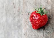 Erdbeere auf Holz Hintergrund - gratis Foto | freestockgallery