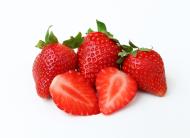 Rote Erdbeeren mit weiÃŸem Hintergrund - kostenloses Bild