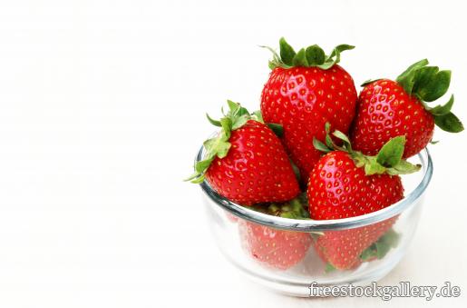 Rote sÃ¼ÃŸe Erdbeeren in einer Glasschale