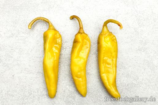 Drei gelbe Peperoni - kostenloses Bild