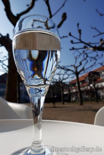 Glas Wasser im Freien