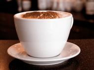 Kaffeetasse mit Milchkaffee - gratis Foto
