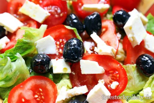 Frischer knackiger Salat mit Salat mit Tomaten, Oliven, SchafskÃ¤se