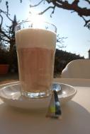 Latte Macchiato Glas im Feien - gratis Fotos | freestockgallery