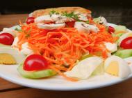 Salat mit Karotten, Gurken, Tomaten und Ei - gratis Foto Download