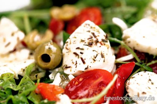 Salat mit Oliven, Tomaten und Mozzarella - Foto