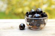 Schwarze Oliven in einer Glasschale - gratis Bild