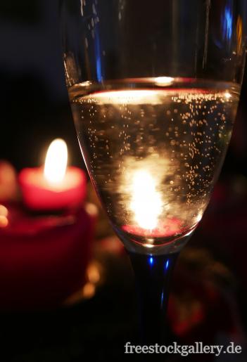 Sektglas mit Kerzenlicht