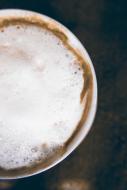 Halbe Tasse Milchkaffee  - kostenlose lizenzfreie Bilder