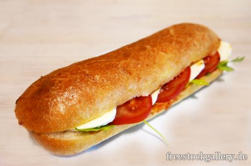 Sandwich mit Tomaten Mozzarella - BrÃ¶tchen