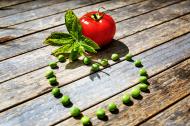 Tomate und Erbsen in Herzform - gratis Bild gesunde ErnÃ¤hrung