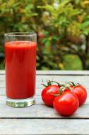 Tomatensaft und frische rote Tomaten - gratis Foto | freestockgallery