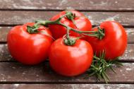 Vier rote Tomaten auf einem Holztisch - gratis Bild