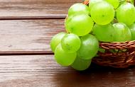 GrÃ¼ne Weintrauben auf einem Holztisch - kostenloses Bild