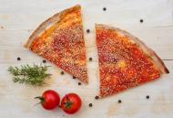 Zwei PizzastÃ¼cke auf einem Holzbrett - gratis Bild Download | freestockgallery