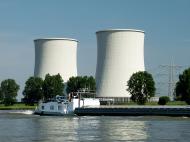 Atomkraftwerk am Flus - kostenloses Bild