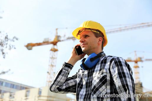 Bauarbeiter beim Telefonieren
