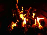 Lodernde Flammen im Kamin - freies Bild | freestockgallery