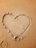 Herz im Sand - kostenloses Bild zum freien Download | freestockgallery