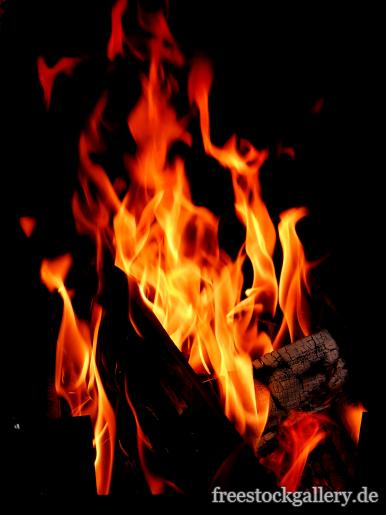 warmes Lagerfeuer - Bild mit Flammen