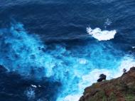 Blaues Meer und Klippen - gratis Foto