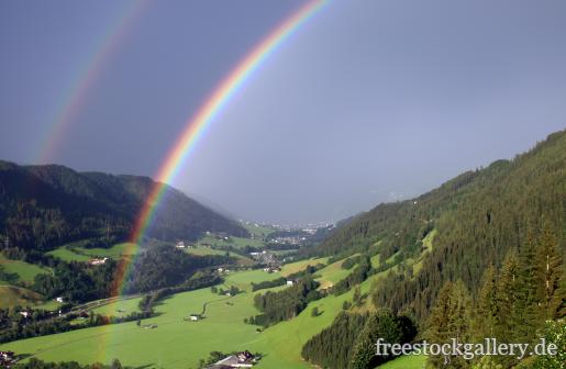 Regenbogen in den Bergen - Talblick