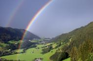 Regenbogen in den Bergen mit Talblick - kostenloses Bild