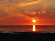 Roter Sonnenuntergang am Strand - kostenloses Bild | freestockgallery 