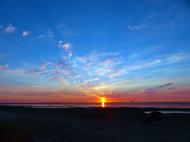 Sonnenuntergang am Meer, mit einem blau-roten Horizont - gratis Foto