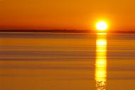 Sonnenuntergang am Wasser - kostenloses Bild downloaden 