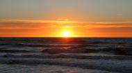 Rot leuchtender Sonnenuntergang am Meer - gratis Foto