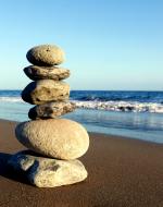 Steinturm am Strand und Meer â€“ kostenloses Bild zum Downloaden
