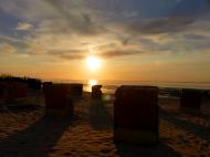 Sonnenuntergang am Strand mit StrandkÃ¶rben - gratis Foto 