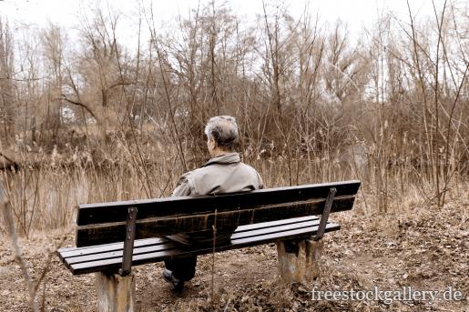 Einsamer Mensch auf einer Bank - Einsamkeit im Alter