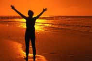 Frau am Meer beim Sonnenuntergang - gratis Foto
