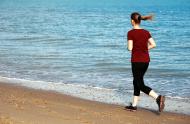 Frau am Strand beim Joggen - kostenloses Bild | freestockgallery