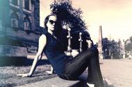 Frau sitzt in einer Stadt - gratis Bild in Retro Farben