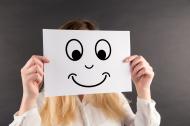 Frau mit einem Schild Smiley - kostenloses Bild download