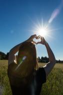 Herz mit einer Hand - Sonne und blauer Himmel | kostenloses Bild
