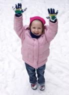 Kind spielt im Schnee - gratis Foto