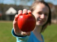 Kind mit Apfel - Bild kostenlos lizenzfrei