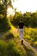 Mann geht auf einem Weg in der Natur - kostenloses Bild Download
