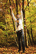 Mann im Herbst im Wald - gratis Foto | freestockgallery
