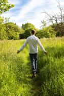 Mann geht durch die Natur spazieren - gratis Foto zum Download