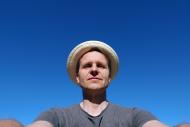 Mann mit Sonnenhut als Selfie - kostenlose lizenzfreie Bilder