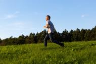 Mann rennt auf einer Wiese - kostenloses Bild Download