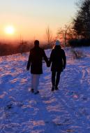 Verliebtes Paar im Schnee - gratis Foto