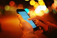 Smartphone mit der Hand nachts bedienen - kostenlose Bilder