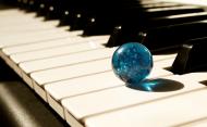 Klaviertasten mit kleiner blauer Kugel - kostenloses Bild