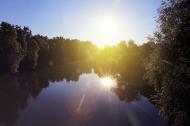 Fluss mit Spiegelung des Sonnenlichts â€“ kostenlose Bilder